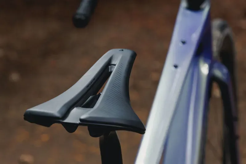 Giant Grit Saddle in Black-3