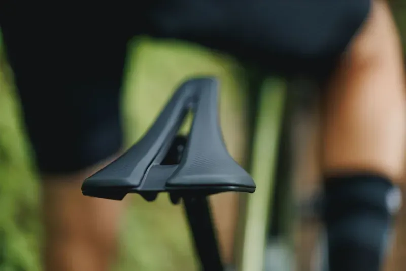 Giant Grit Saddle in Black-4